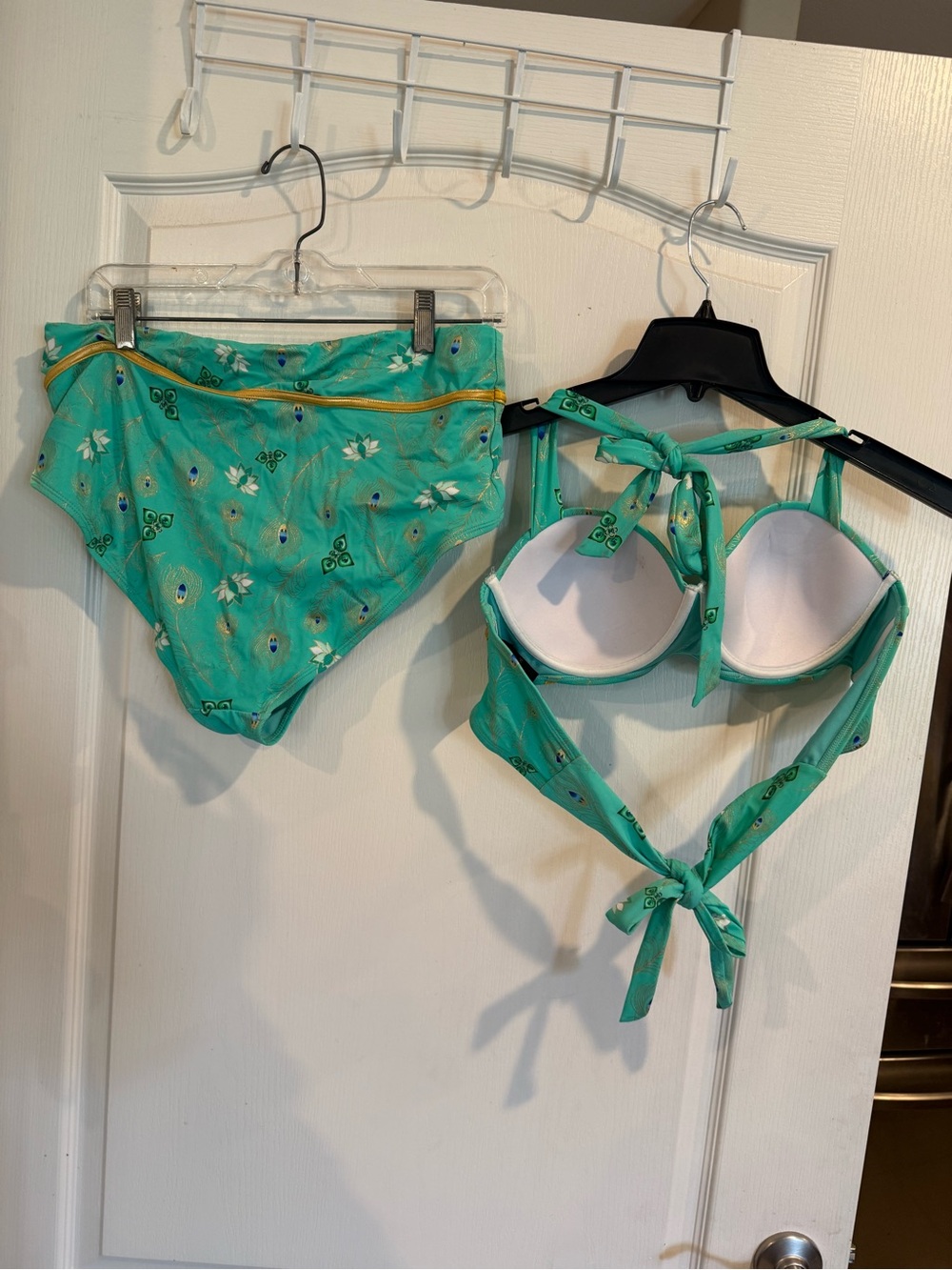 Disney her universe Aladdin Jasmine Peacock Bikini Swimsuit Set Size XL - Picture 2 of 6